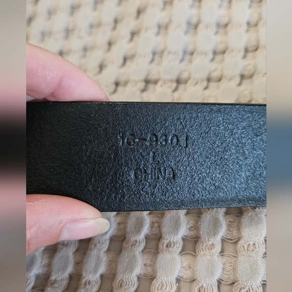 WOOLRICH Outdoor Guide Collection Leather Belt In Black with Gold Buckle. - Picture 5 of 11